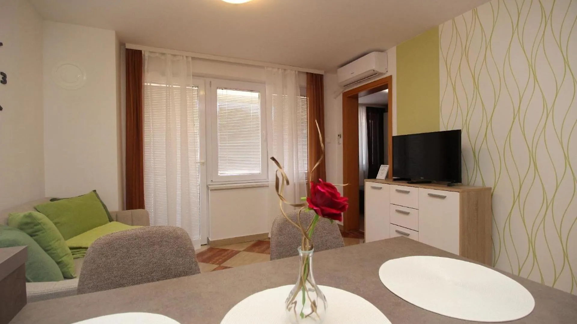 Modern Eingerichtete Apartment Fuer 4 Personen Ideal Fuer Famillien Mit Kinder Im Zentrum Von Baska  Baška