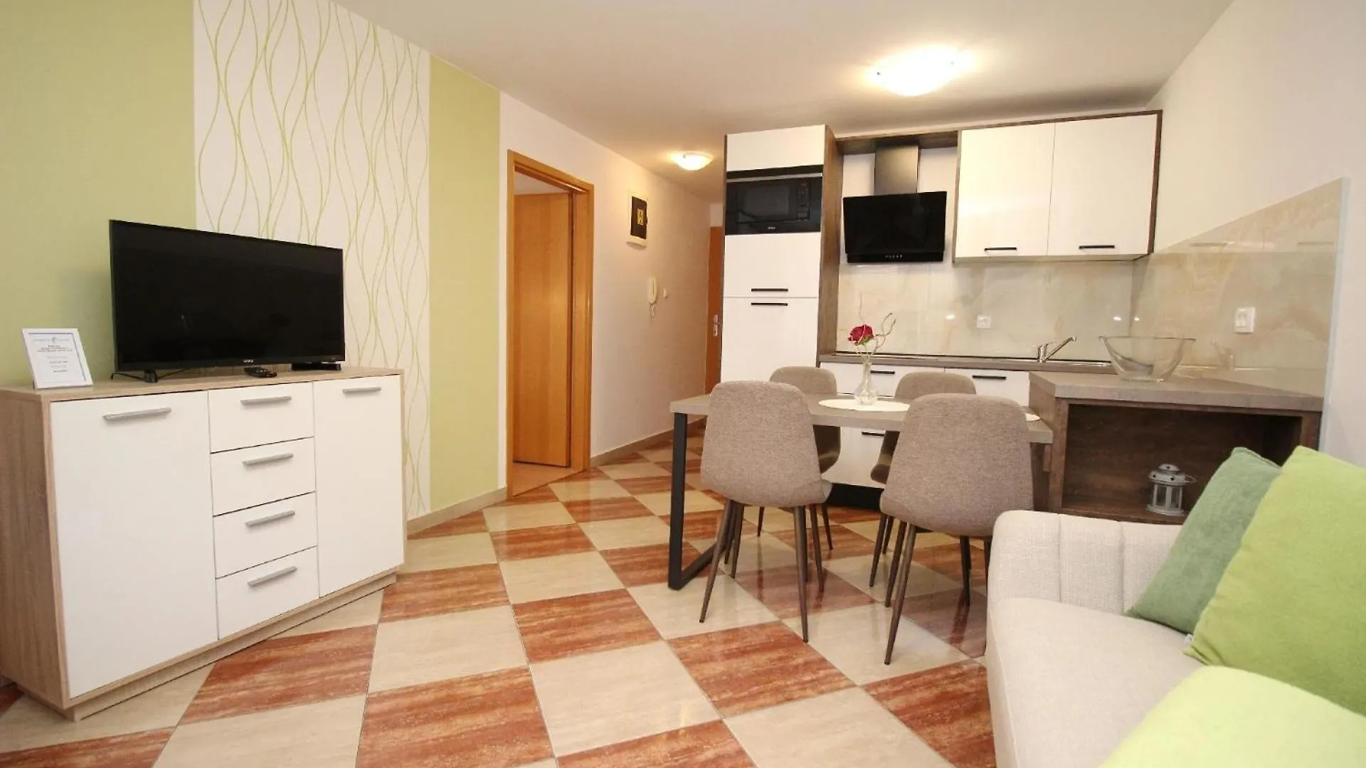 Modern Eingerichtete Apartment Fuer 4 Personen Ideal Fuer Famillien Mit Kinder Im Zentrum Von Baska