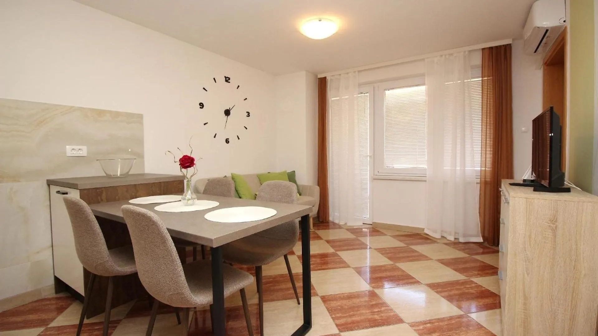 Modern Eingerichtete Apartment Fuer 4 Personen Ideal Fuer Famillien Mit Kinder Im Zentrum Von Baska 0*, Baška