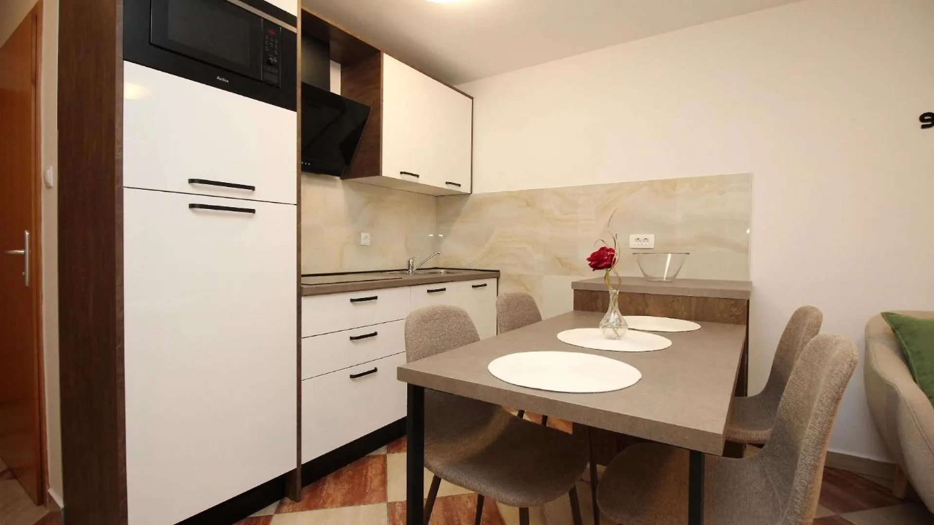 Modern Eingerichtete Apartment Fuer 4 Personen Ideal Fuer Famillien Mit Kinder Im Zentrum Von Baska
